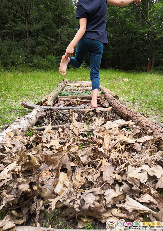 Un parcours sensoriel pieds nus dans la forêt DIY