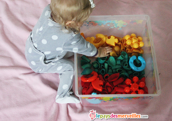 Petite Fille Tout-petit Jouant Avec Un Bac Sensoriel Avec Des Pâtes  Colorées Colorées Activité De