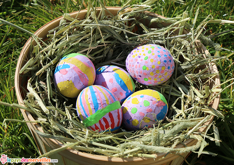 Arbre de Pâques avec des oeufs décorés de Tête à modeler