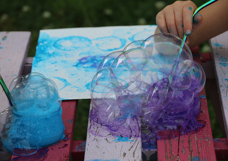 faire des bulles avec de la gouache , du produit vaisselle et une paille