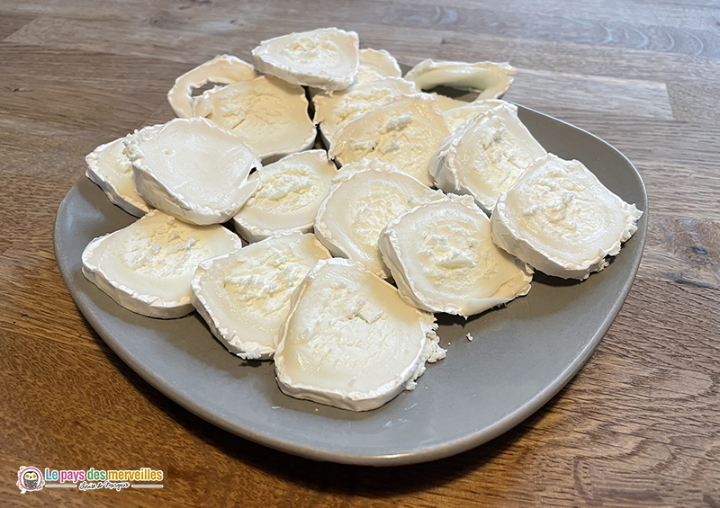 Couper fromage de chèvre en tranches