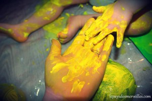 peinture jaune sur les mains